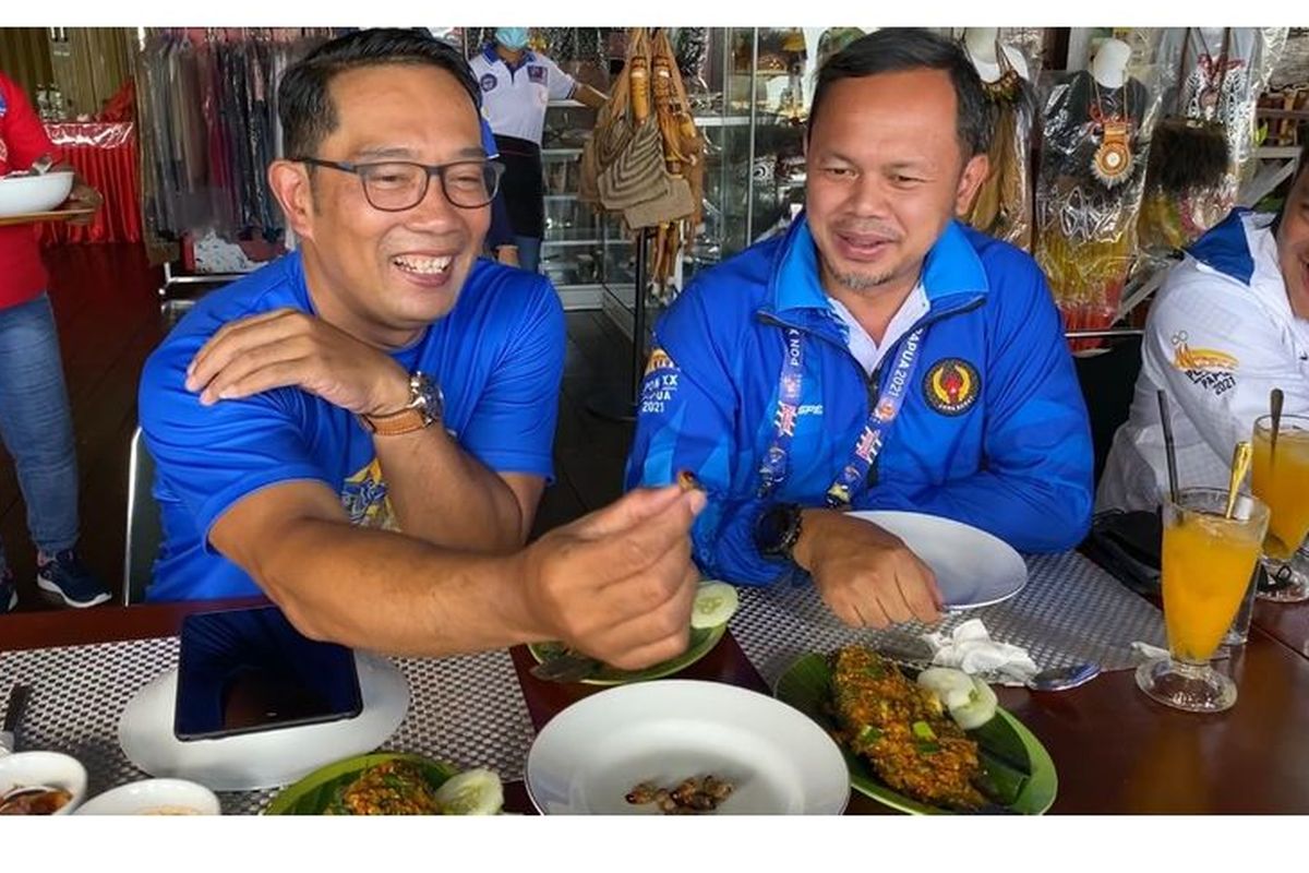 Momen keakraban Ridwan Kamil dan Bima Arya saat makan siang bersama di pinggir Danau Sentani, Jayapura, Papua, Sabtu (2/10/2021).