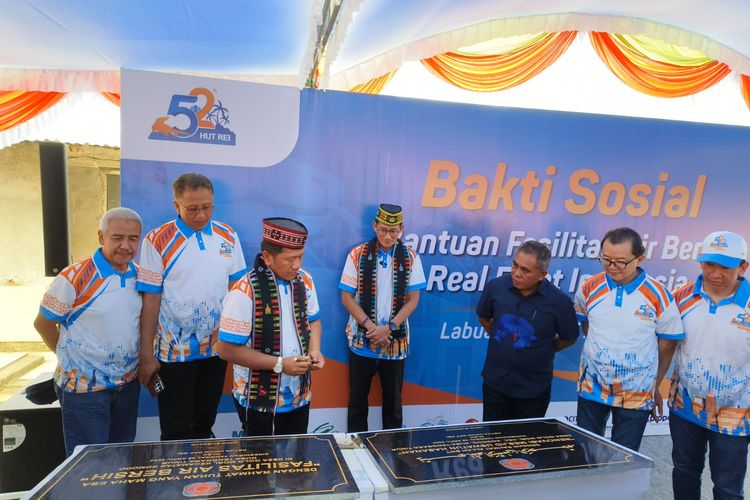 Persatuan Perusahaan Realestat Indonesia (REI) memberikan bantuan fasilitas air bersih dan pembangunan masjid bagi warga Desa Golo Mori, Kabupaten Manggarai Barat, Provinsi Nusa Tenggara Timur (NTT). Tampak Ketua Umum DPP REI Joko Suranto menandatangani prasasti bantuan fasligas air bersih disaksikan Menteri Pariwisata dan Ekonomi Kreativ Sandiaga S Uno.