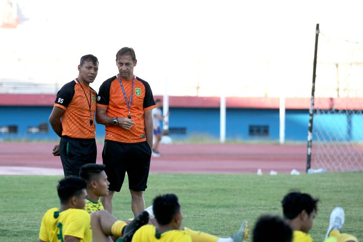 Pelatih kepala Persebaya Surabaya Wolfgang Pikal bersama asistennya Bejo Sugiantoro.