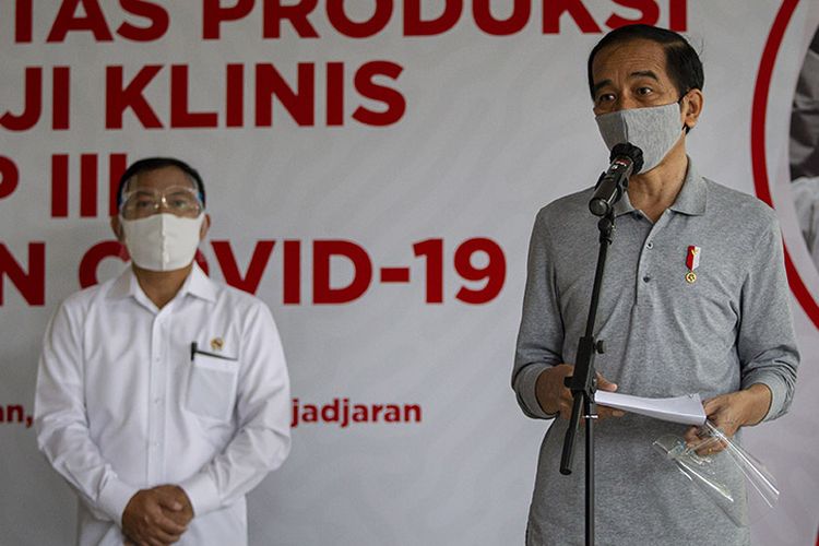 Presiden Joko Widodo menyampaikan keterangan pers didampingi Menteri Kesehatan Terawan Agus Putranto (kiri) seusai melakukan peninjauan fasilitas produksi dan uji klinis tahap III vaksin COVID-19 di Fakultas Kedokteran Universitas Padjadjaran, Bandung, Selasa (11/8/2020). Dalam kegiatan tersebut dijadwalkan juga penyuntikan kepada 1.620 subyek relawan yang ditargetkan semua uji klinis termasuk otorisasi dari BPOM akan tuntas pada Januari 2021.