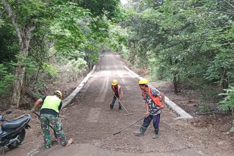 Perbaikan ruas jalan rusak di Kabupaten Buleleng, Provinsi Bali. Dinas PUTR Buleleng bakal menggunakan belasan ton bijih sampah plastik sebagai bahan campuran aspal.