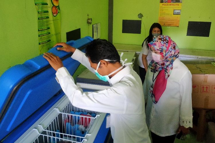 Kepala Dinas Kesehatan Kota Tegal dr. Sri Prima Indraswari saat mengecek keberadaan vaksin Covid-19 yang disimpan di tempat pendingin kantor setempat, Rabu (24/3/2021)