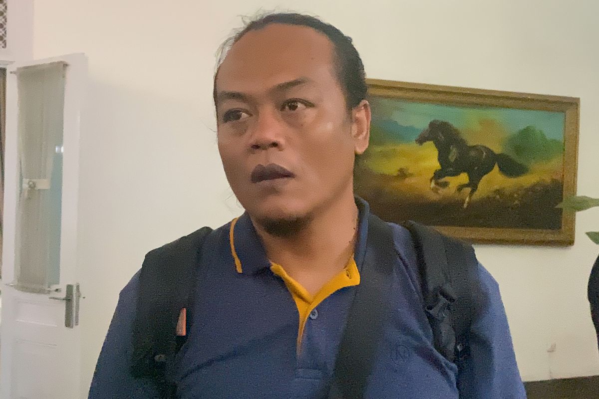 Syamsul (39 tahun) salah seorang korban Tindak Pidana Perdagangan Orang  (TPPO) asal warga Kabupaten Sukabumi saat memberikan keterangan pada awak media di Pendopo Kabupaten Sukabumi. Kamis (5/12/2024)