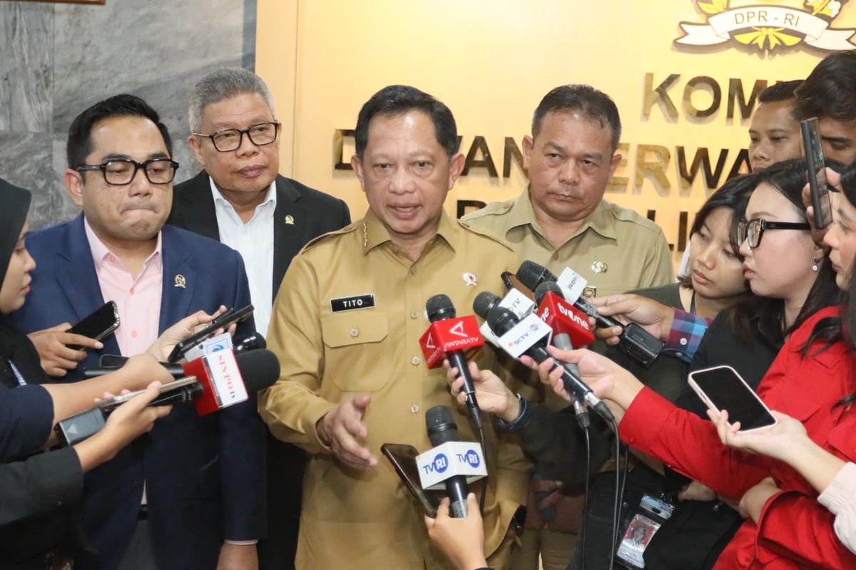 Mendagri Muhammad Tito Karnavian seusai Rapat Kerja dan RDP terkait Dana Otsus Papua, Otsus Aceh, dan Keistimewaan DIY di Ruang Rapat Komisi II DPR RI, Kompleks Parlemen, Senayan, Jakarta, Senin (13/4/2026).