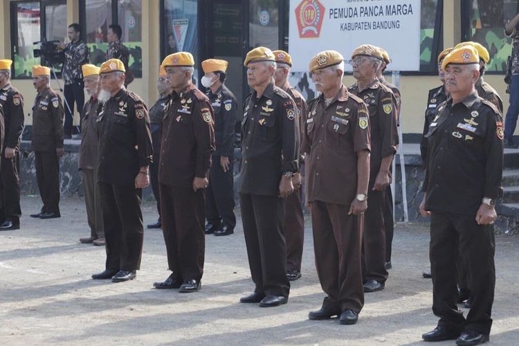 Purnawirawan R.Suprapno (sebelah kiri) dan Purnawirawan Djuhdi (sebelah kanan) membagikan kisahnya saat berlaga di Timor-Timor. Bagi keduanya medan juang belum berakhir, pasalnya berperang melawan ekonomi kini harus dijalani.