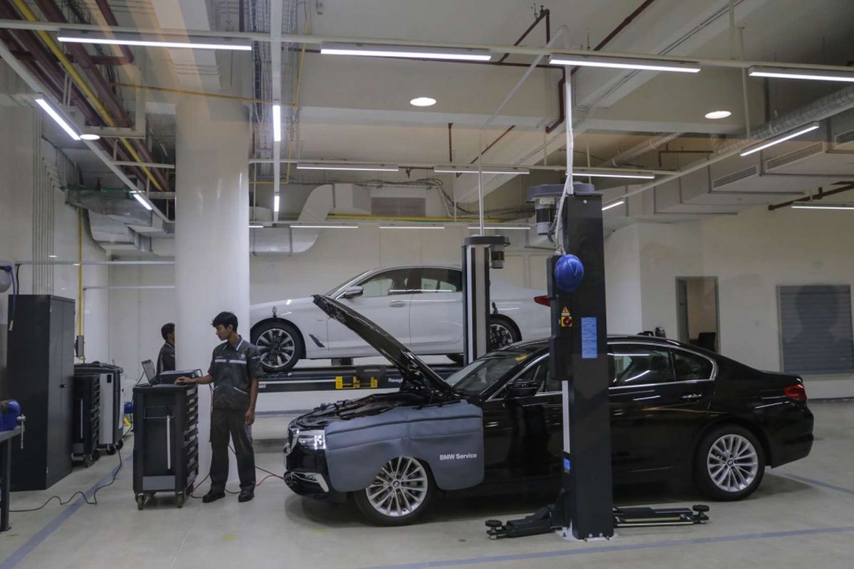 Mekanik memeriksa mobil di BMW Fast Lane Services di layanan dealer BMW Thamrin di Jakarta, Kamis (25/1/2018). Dealer ini juga menyediakan layanan purna jual termasuk BMW Fast Lane Services yang mencakup perawatan rutin, dan proses pemesanan suku cadang yang terhubung ke BMW Group Indonesia Parts Distribution Center.