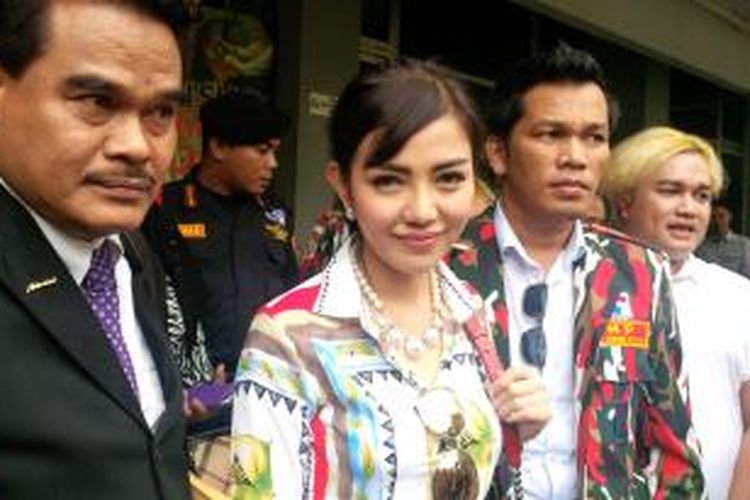 ?Artis peran dan penyanyi Bella Shofie didampingi kuasa hukum dan organisasi massa pendukungnya datang untuk melaporkan seorang 'hater' di Polda Metro Jaya, di Jakarta Pusat, pada Selasa (15/9/2015).
