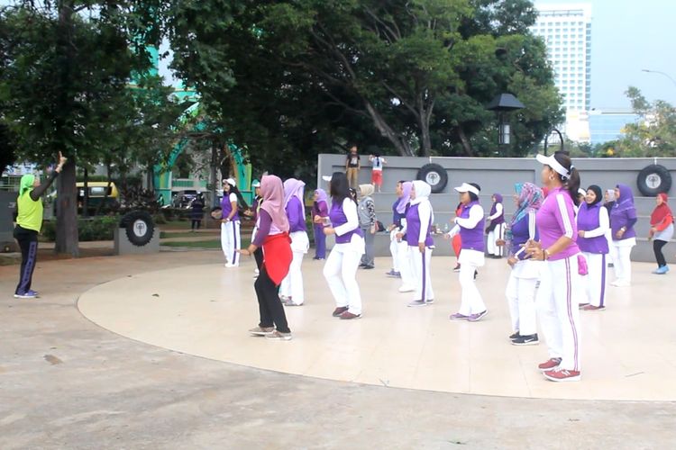 Aktivitas senam yang rutin dilakukan di Taman Gajah