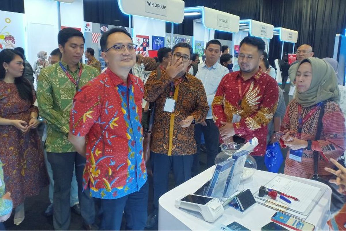 Wakil Menteri Perdagangan Jerry Sambuaga saat meninjau stan di Festival Ekonomi Keuangan Digital Indonesia di JCC Senayan.