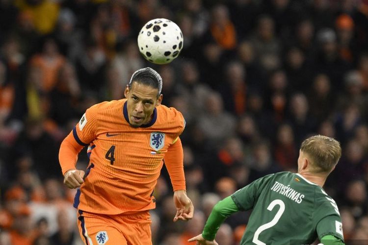 Kapten Timnas Belanda, Virgil van Dijk, menanduk bola. Timnas Belanda memastikan tempat di Piala Dunia 2026 dengan kemenangan besar 4-0 atas Lituania pada Senin (17/11/2025) atau Selasa dini hari WIB.