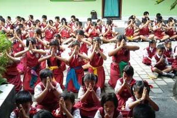 Jelang sidang putusan perkara pembunuhan Engeline di PN Denpasar, Senin (29/2/2016), guru dan teman sekolah Engeline di SD Nomor 12 Sanur menggelar ritual doa bersama di halaman sekolah.