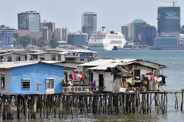 Dalam foto yang diambil pada 19 November 2018 terlihat perkampungan padat dengan rumah ala kadarnya berada tak jauh dari kapal pesiar mewah yang menjadi tempat akomodasi delegasi dan jurnalis yang menghadiri KTT Kerjasama Ekonomo Asia-Pasifik (APEC) di Port Moresby, Papua Niugini. 