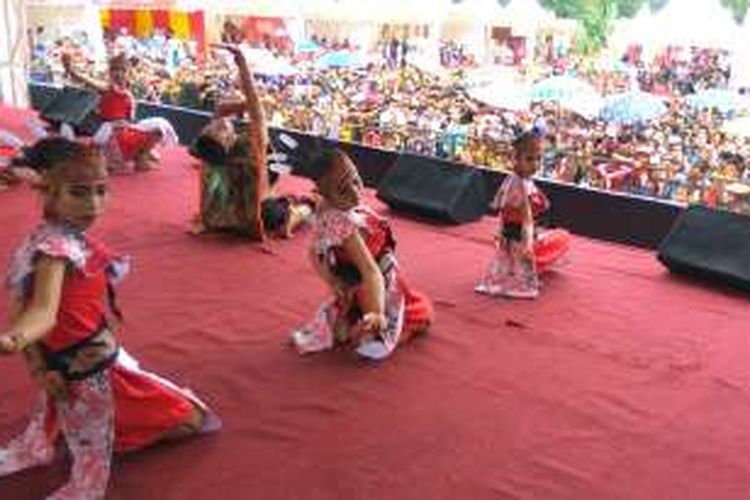 Lomba tarian Dayak kreasi yang digelar dalam rangkaian Festival Wonderful Indonesia (FWI) di Aruk, Kecamatan Sajingan Besar, Kabupaten Sambas, Kalimantan Barat pada 17-18 September 2016.