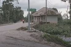 Hujan Abu Merapi Landa Desa Krinjing Magelang, Relawan: Genteng Sampai Tak Tampak