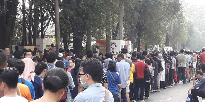 Ujung antrean tiket penonton final bulu tangkis Asian Games 2018 di Gate 3 kawasan Gelora Bung Karno, Jakarta Pusat pada Rabu (22/8/2018) pagi.