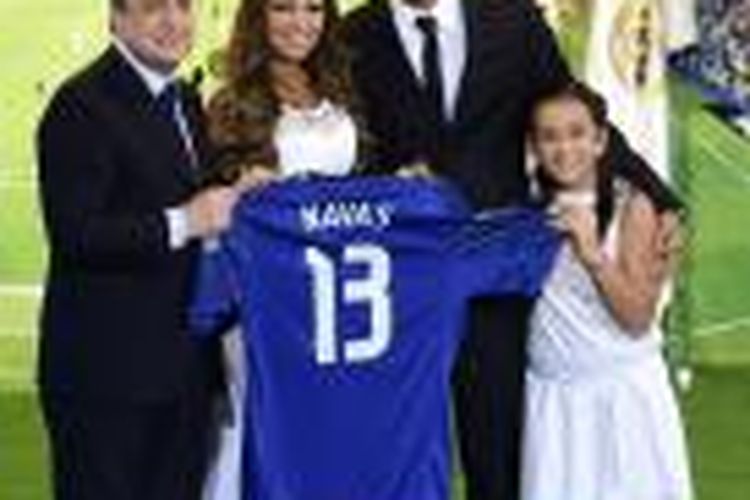 Presiden Real Madrid, Florentino Perez (kiri), kiper Kosta Rika Keylor Navas (2 dari kanan) dan istri Navas, Andrea Sala (tengah), berpose sebelum konferensi pers untuk perkenalan resmi di Santiago Bernabeu, Selasa (5/8/2014), setelah Madrid membeli Navas dari Levante.