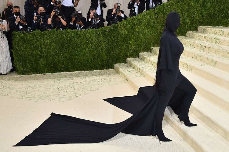 Selebriti sekaligus sosialita AS, Kim Kardashian, berpose dengan busana uniknya saat menghadiri acara penggalangan dana Metropolitan Museum of Art's Costume Institute Gala alias Met Gala 2021 di New York, Amerika Serikat, Senin (13/9/2021). Kegiatan tersebut ditiadakan tahun 2020 akibat pandemi Covid-19 dan tahun ini kembali digelar dengan mengangkat tema 'In America: a Lexicon of Fashion'.