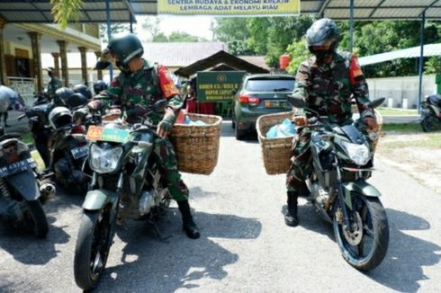 Keliling Bawa Nasi Bungkus, Prajurit TNI Sasar Warga Terdampak PPKM di Pekanbaru