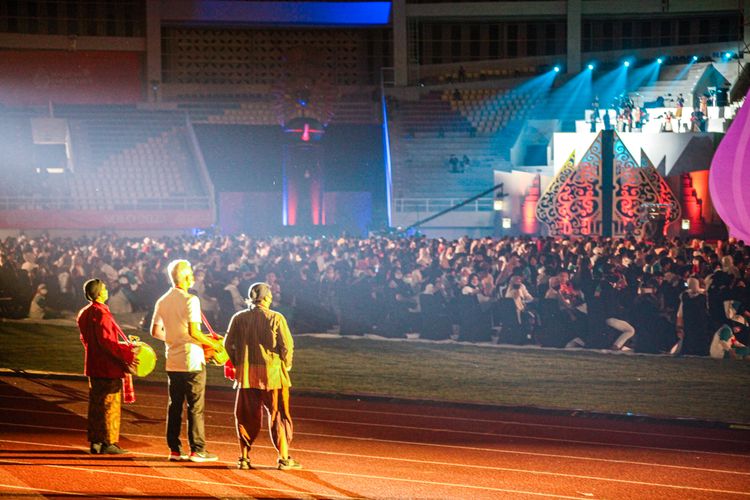 Gubernur Jawa Tengah, Ganjar Pranowo, beraksi dengan menabuh kendang di Stadion Manahan, Solo, Sabtu (30/7/2022) malam WIB.