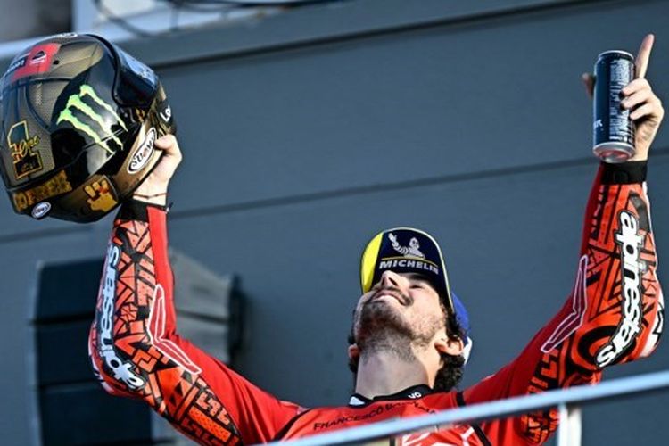 Pebalap Ducati asal Italia, Francesco Bagnaia, merayakan kemenangannya di podium MotoGP Valencia 2023 yang digelar di Sirkuit Ricardo Tormo, Valencia, Spanyol, pada Minggu (26/11/2023) siang waktu setempat. Bagnaia sukses mempertahankan gelar juara dunia MotoGP.