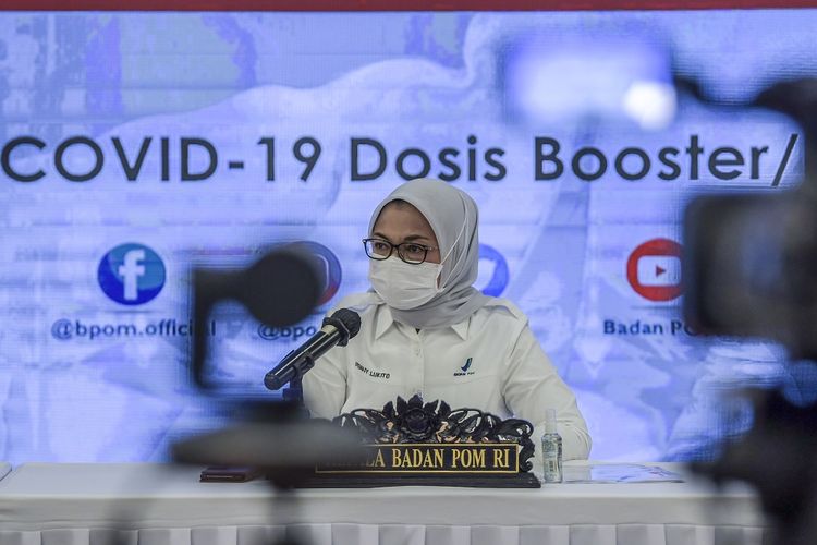 Kepala Badan Pengawas Obat dan Makanan (BPOM) Penny Lukito memberikan keterangan pers terkait vaksin COVID-19 booster atau vaksin lanjutan di Kantor BPOM, Jakarta, Senin (10/1/2022). BPOM resmi menerbitkan izin penggunaan darurat atau Emergency Use Authorization (EUA) untuk lima vaksin COVID-19 yang akan digunakan sebagai vaksin dosis ketiga atau booster di Indonesia yang program vaksinasinya akan dimulai pada 12 Januari 2022. ANTARA FOTO/Galih Pradipta/nym.