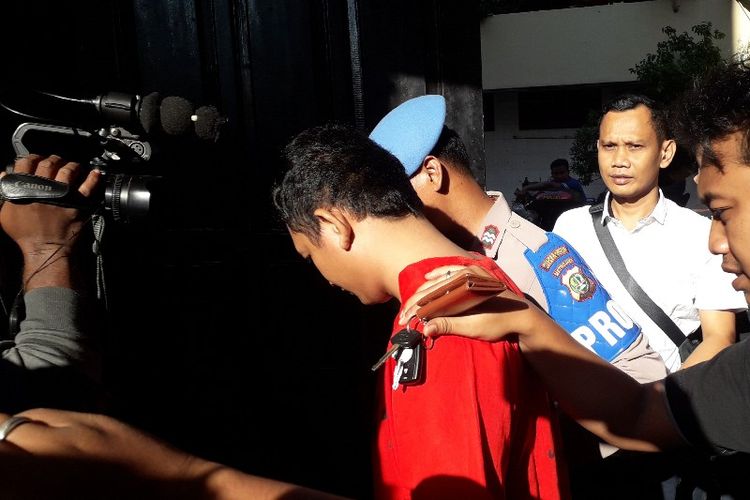 HP (24) tersangka pembunuhan penghuni apartemen Green Pramuka City bernama Nurhayati (36) diamankan jajaran polisi Polres Metro Jakarta Pusat pada Sabtu (6/1/2019).