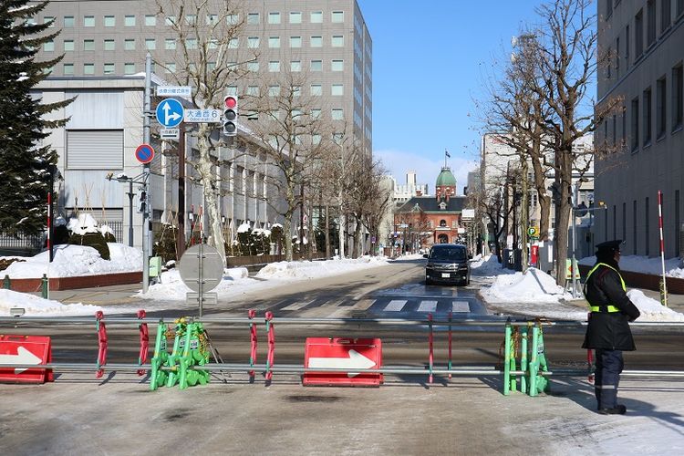 Polisi berjaga di area penyelenggaraan Sapporo Snow Festival ke-70 di Odori Park, Kota Sapporo, Prefektur Hokkaido, Jepang, Senin (11/2/2019). Sapporo Snow Festival merupakan acara musim dingin tahunan yang digelar di Kota Sapporo.