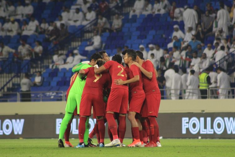 Para pemain timnas Indonesia sebelum bertanding melawan Uni Emirat Arab pada pertandingan yang berlangsung di Stadion Al Maktoum, Dubai, Kamis (10/10/2019) malam.