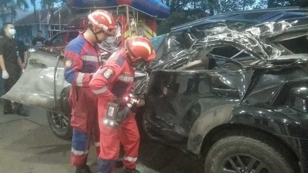 Dua Penumpang Mobil Fortuner Tewas Usai Tabrak Belakang Truk di Tol Jagorawi