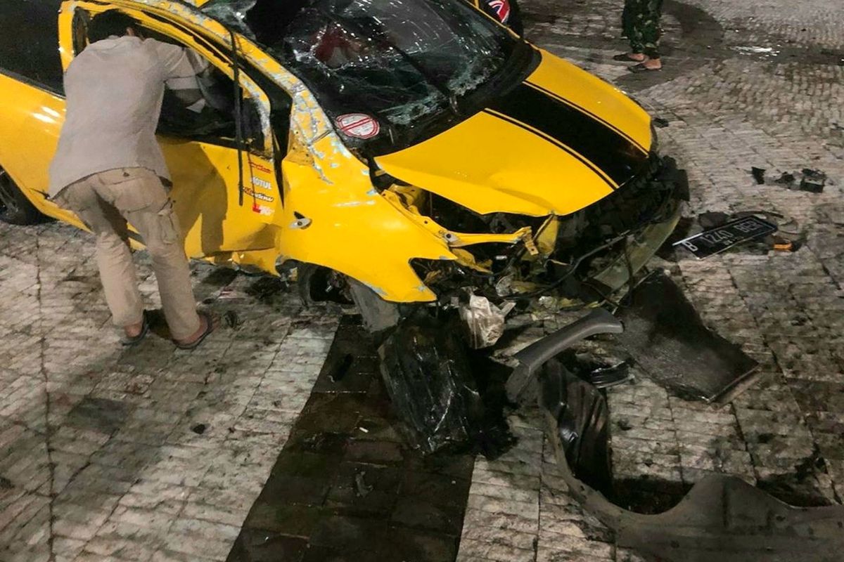 Sebuah mobil Toyota Vios menabrak pembatas kolam bundaran Hotel Indonesia (HI), Selasa (5/5/2020) pukul 01.00 WIB. 