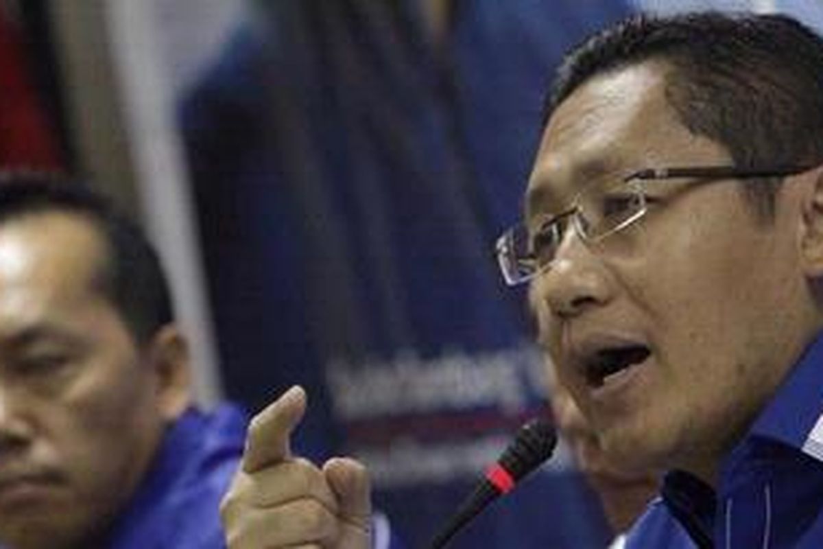 Ketua Umum Partai Demokrat, Anas Urbaningrum bersama Wakil Sekjen PD, Ramadhan Pohan menyampaikan sikap politik atas kenaikan harga bahan bakar minyak di Kantor DPP PD, Jakarta, Jumat (9/3/2012).