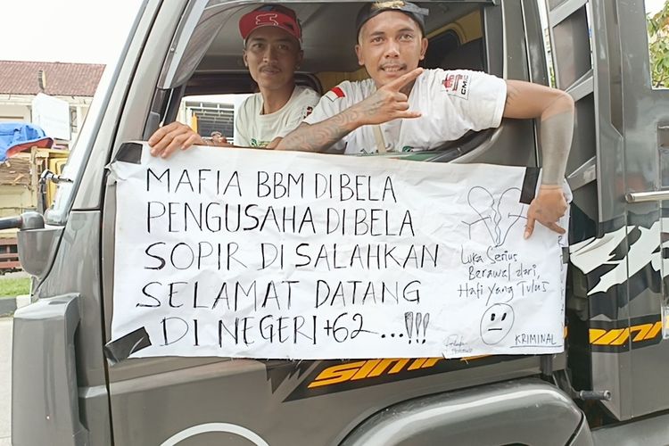 Ribuan sopir truk melakukan aksi demo tolak RUU ODOL dengan cara menutil akses lalu lintas Tol Soroja, Kabupaten Bandung, Jawa Barat, Kamis (16/6/2025)
