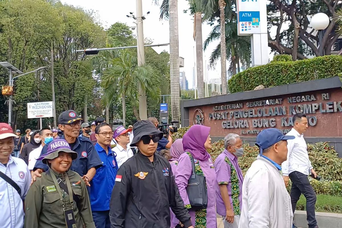 Ratusan buruh saat mendatangi Kantor Pusat Pengelolaan Komplek Gelora Bung Karno (PPKGBK), Jakarta Pusat, Senin (13/11/2023).