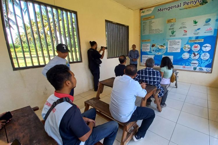 Proses edukasi penyu di Konservasi Penyu Kali Ratu, Desa Jogosimo, Kecamatan Lirong, Kebumen, Jawa Tengah.
