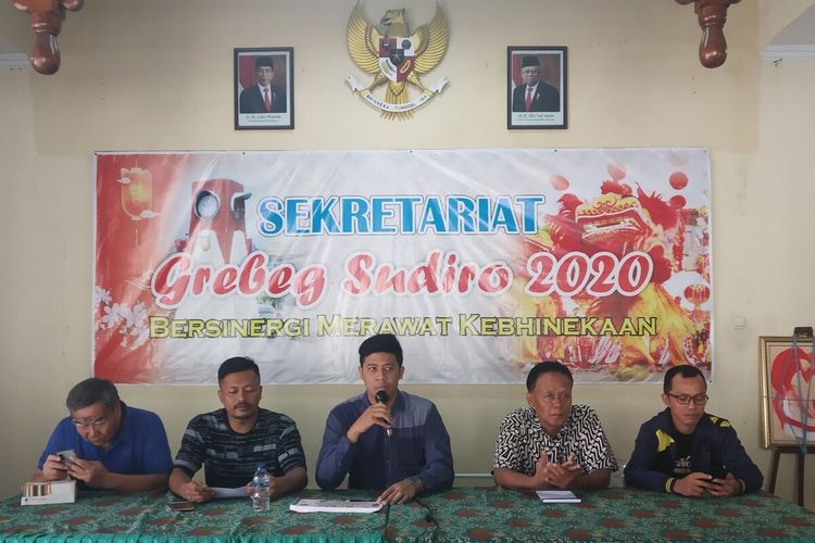Ketua pelaksana kirab budaya Garebek Sudiro, Arga Dwi Setiawan (tengah) memberikan keterangan pers kirab budaya Garebek Sudiro di Kelurahan Sudiroprajan Solo, Jawa Tengah, Kamis (9/1/2020).