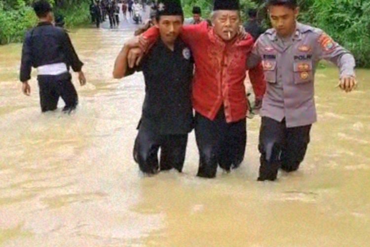 Anggota kepolisian Polres Way Kanan membantu warga yang terdampak banjir, Minggu (19/2/2023).