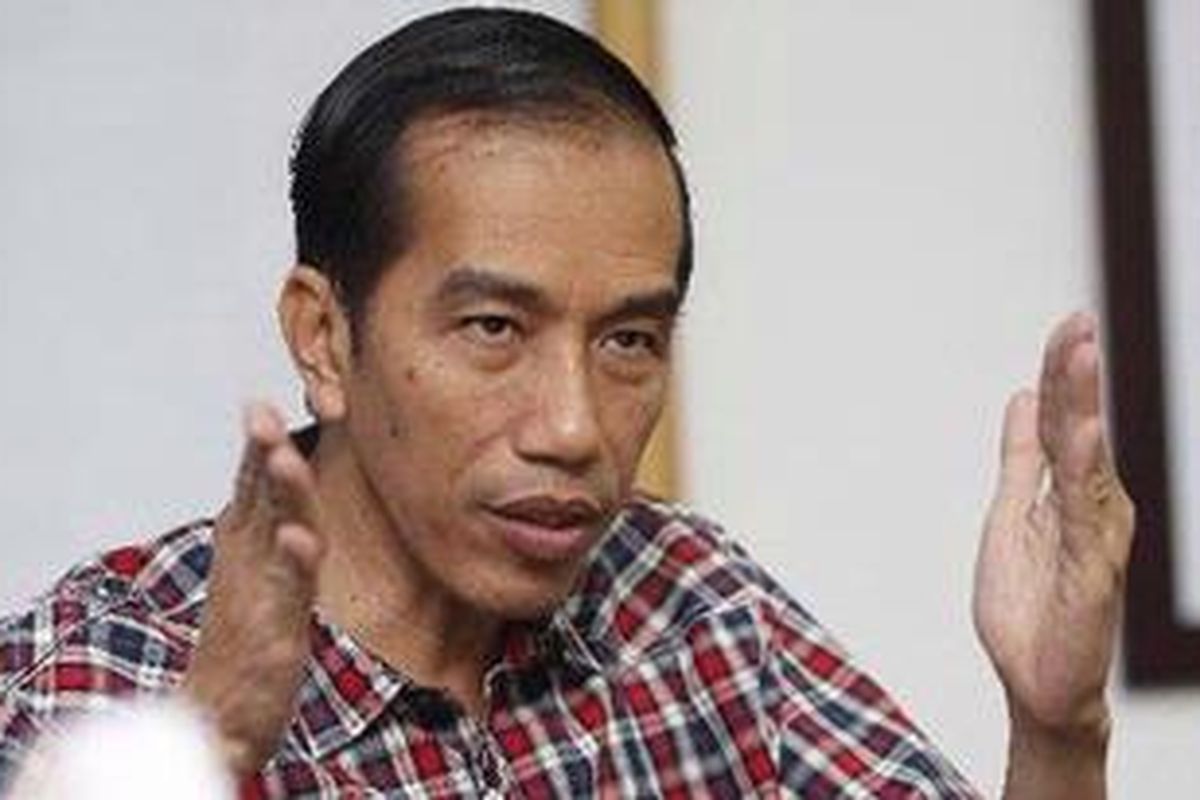 Calon gubernur DKI Jakarta, Joko Widodo atau akrab dipanggil Jokowi, menjawab pertanyaan Kompas.com saat berkunjung ke Kantor Redaksi Kompas.com, Palmerah, Jakarta Pusat, Sabtu (31/3/2012). Jokowi merupakan calon gubernur yang diusung oleh Partai Demokrasi Indonesia Perjuangan untuk bertarung dalam pemililhan kepala daerah DKI Jakarta 2012. 