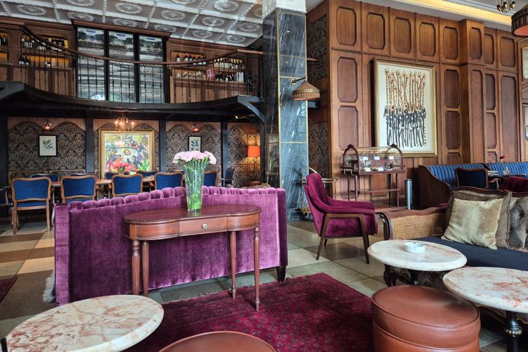 Dinding dengan dominasi warna coklat dan material kayu semakin kuat dengan kehadiran lukisan-lukisan klasik. Sentuhan ini menjadikan area lounge dan restoran di The Gunawarman makin menawan.