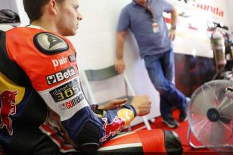 Pebalap LCR Honda asal Jerman, Stefan Bradl, memegangi tangan kanannya yang sakit saat menjalani sesi uji di Sirkuit Jerez, Spanyol, Senin (5/5/2014).