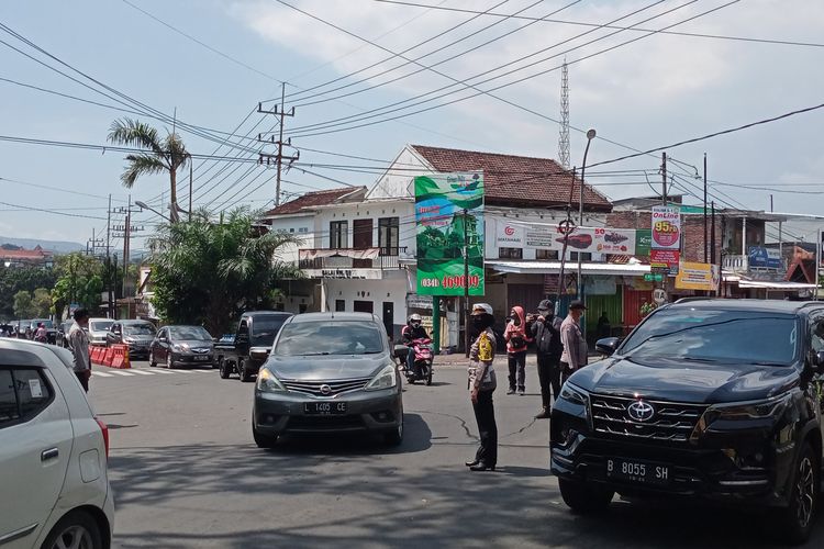 Arus lalu lintas di simpang tiga Pendem, Kota Batu, Jawa Timur terpantau ramai lancar pada Selasa (3/5/2022) siang tadi. 