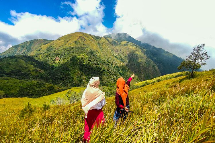 Pengunjung berfoto di Bukit Mongkrang, salah satu tempat wisata Tawangmangu.