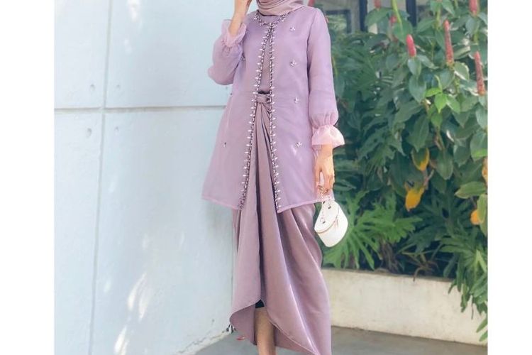 Produk One Set Organza dari Divine Batik Official, diambil dari Shopee.com