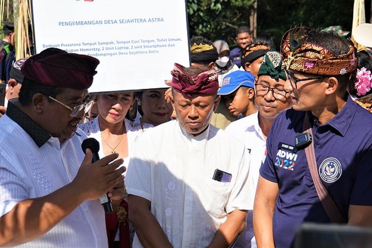 Bupati Buleleng, Putu Agus Suradnyana saat mendampingi Menteri Pariwisata dan Ekonomi Kreatif (Menparekraf) Sandiaga Uno di Desa Wisata Sudaji, Kecamatan Sawan, Kabupaten Buleleng, Provinsi Bali, Jumat (19/8/2022).