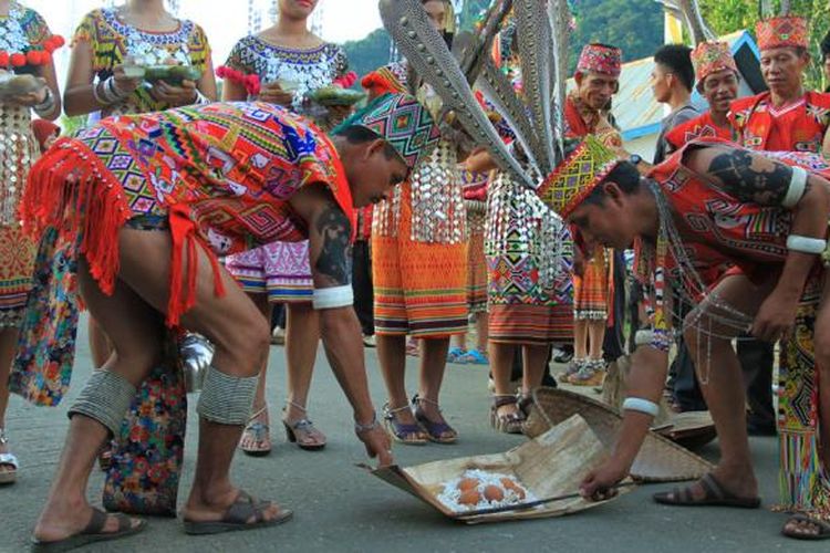 Beberapa warga mengenakan pakaian adat Dayak Iban tampak sedang mempersiapkan ritual penyambutan dalam rangkaian Festival Danau Sentarum-Betung Kerihun di Kota Lanjak, Kapuas Hulu, Kalimantan Barat, Kamis (12/12/2013).