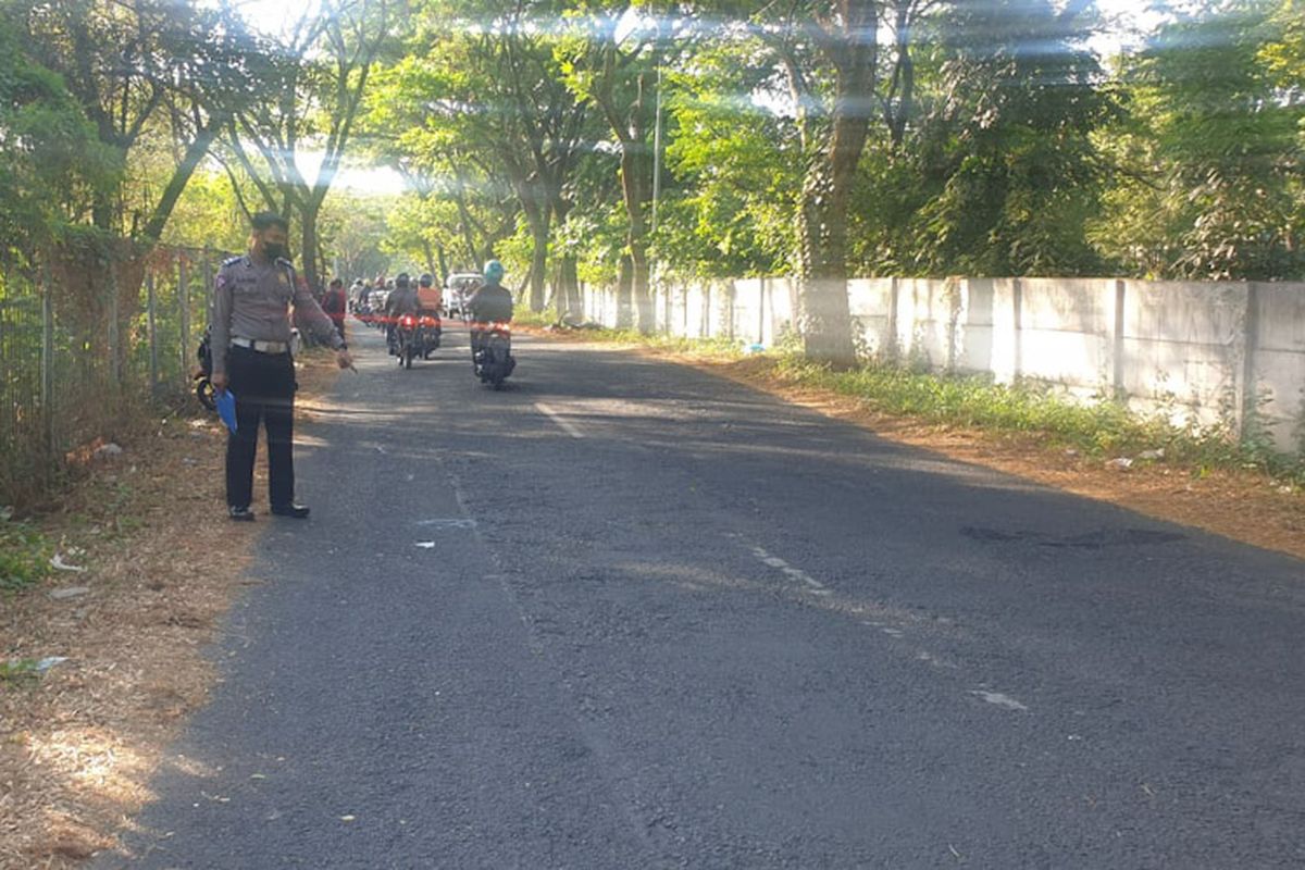 Pihak kepolisian saat melakukan olah Tempat Kejadian Perkara (TKP) di Jalan Raya Fatimah Binti Maimun, usai kecelakaan beruntun melibatkan tiga sepeda motor, Kamis (18/8/2022). *** Local Caption *** Pihak kepolisian saat melakukan olah Tempat Kejadian Perkara (TKP) di Jalan Raya Fatimah Binti Maimun, usai kecelakaan beruntun melibatkan tiga sepeda motor, Kamis (18/8/2022).