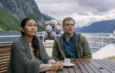 Matt Damon dan Hong Chau dalam Downsizing (2017).
