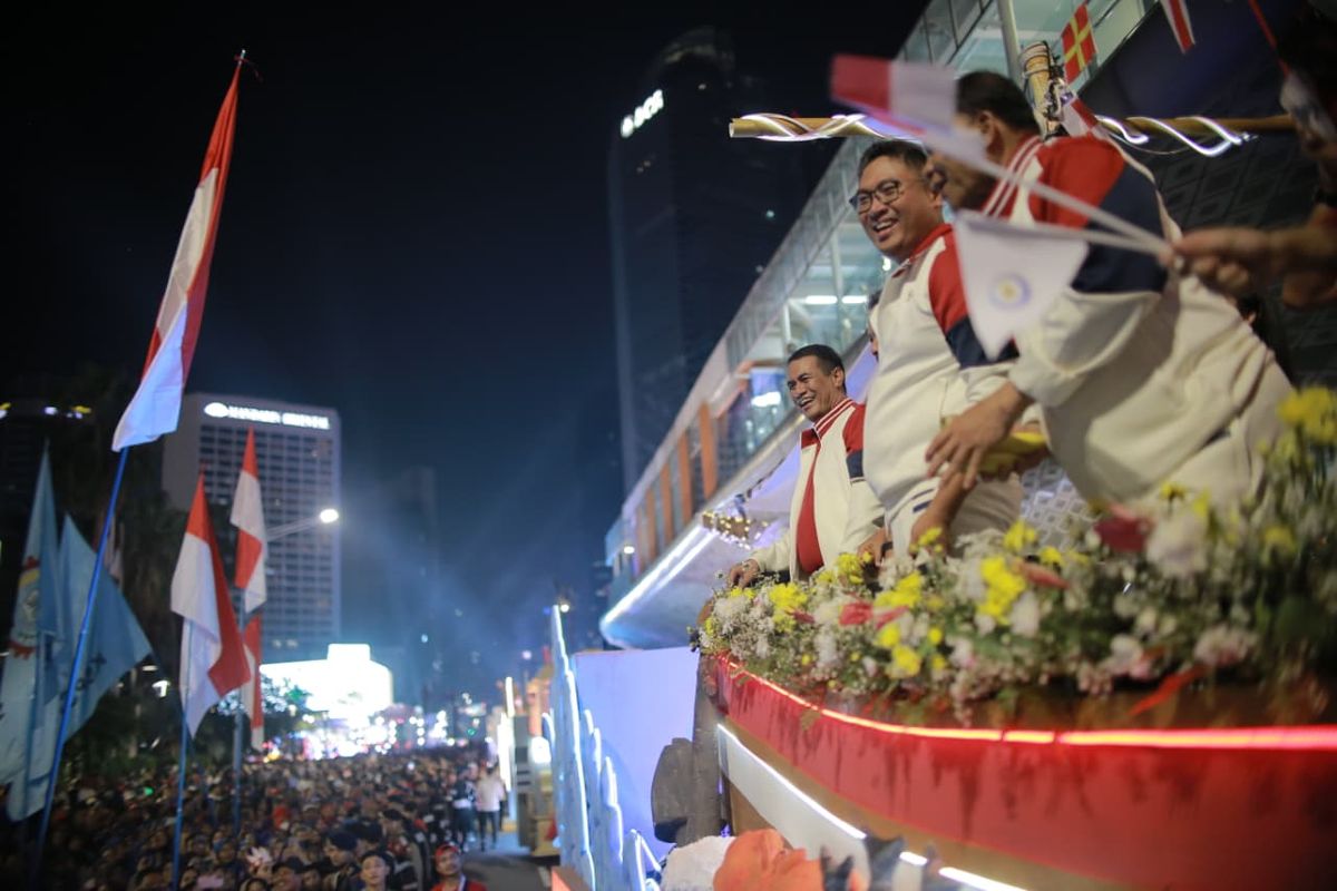 Kapal phinisi kolaborasi Kementerian Pertanian (Kementan) dengan Kementerian Kelautan dan Perikanan (KKP) melintasi Bundaran HI dalam rangkaian acara Karnaval Kemerdekaan di Jakarta, Minggu (17/8/2025).