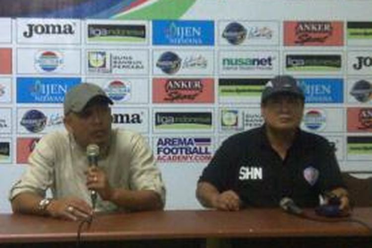 Pelatih Arema, Suharno (kanan) dan Pelatih Barito Putera, Salahudin, saat jumpa pers, usai pertandingan, Minggu (19/1/2014).