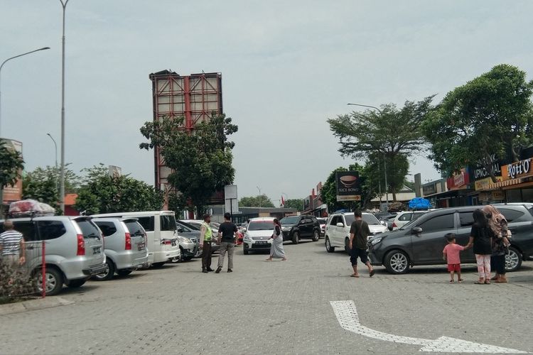 Kondisi Rest Area Kilometer 57 tol Jakarta-Cikampek, Sabtu (30/4/2022) pukul 11.00 WIB
