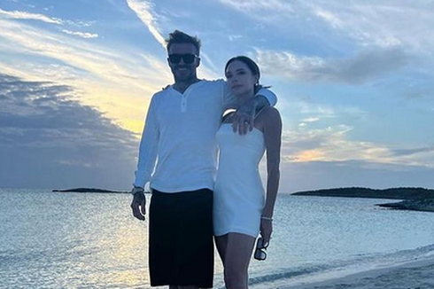 Victoria Beckham Berbalut Mini Dress Putih untuk Ultah Sang Suami